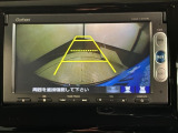 リバースギアに入れるだけで後方の表示へ切り替わります。夜間や雨の日の駐車も楽になりますよ。