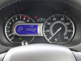 【メーターパネル】素早く車の情報が読み取れる、視認性に優れたシンプルなデザインのメーターパネルです。
