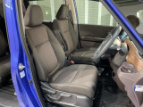 乗降がしやすい運転席。高さが調節できて小柄な方でも運転しやすいポジションをとることができます。