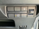 前方の車両や歩行者に対して衝突する可能性が高まると、衝突被害軽減ブレーキを作動させます。さらにペダルの踏み間違いによる急発進を抑制する踏み間違い衝突防止アシストを装備。