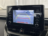 こちらのバックカメラは画面にラインが表示されておりますので、バック時のクルマの進行方向の目安になります。より高いレベルで車庫入れをサポートする、便利な機能ですね。