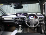 デザインもよく、居心地のよい運転席ですね。分かりやすいスイッチ類ですから操作もしやすく運転をサポートします。
