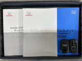 スマートキーは鍵をバッグに入れたままでもドアロックの開閉やエンジンのON・OFFができます。夜間や雨の日も鍵を探さなくて良いので便利です。