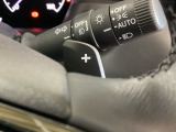 ステアリングホイール・後ろの減速セレクターは、左右に取り付けられた2つのパドルスイッチで減速の強さを調整。 左側の「-」を操作すると減速を強く、右側の「+」を操作すると減速を弱くすることができます。