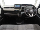◆視界広々で非常に運転しやすくロングドライブでも疲れを感じさせないすっきりとまとまったインパネ周りです。