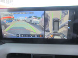 【アラウンドビューモニター装備】 バックカメラによる後方の確認だけでなく4つのカメラで真上から見ている様に周囲360度を写し出し、自車周辺の詳細な状況を確認出来ます。狭い場所での取り回しも安心です。