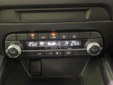 【左右独立型フルオートエアコン】運転席と助手席でそれぞれお好みの温度に設定可能。同乗者にも配慮した、快適な空調をお届け致します。