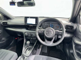 運転席まわりです。 各操作スイッチは使いやすい位置に配置されてます。