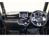 操作性に優れた運転席となります!小物入れや各ボタンの配置にこだわり、使いやすいです!座り心地もよく視認性も良好なのでロングドライブもお任せ下さい!