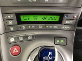 左右独立温度コントロールフルオートエアコンです。運転席、助手席それぞれで独立して温度設定ができます。冷え性の方が乗っても安心ですね♪