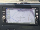 通信ユニット内蔵の日産純正メモリーナビ(MM317D-W)装備、スマホアプリと連動、音声対話検索などに対応した高機能ナビ。多彩なメディア再生。