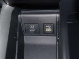 12Ⅴシガーソケットだけでなく電源供給用のUSB端子もついています。右側のUSB端子はディスプレイオーディオに連動しています。