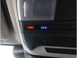 専用ボタンでコールセンターへ接続。状況に応じて緊急車両の要請やロードサービスの取次ぎを行います。重大事故の際は自動的にコールセンターにつながり、緊急車両やドクターヘリを要請します。(要申込)