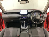 車内は光触媒抗菌消臭施工済です。スタイリッシュなデザインでスポーティなインパネ周りを演出します。グローブボックスやカップホルダーのほかにトレーなどたくさんの収納スペースが付いています。