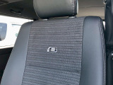 専用ハーフレザーシートのセンターにはSのロゴが!