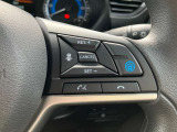 プロパイロットのセットは、親指だけの2ステップでOK!車線をキープし、リーフがアクセル、ブレーキ、ステアリングをコントロールして、前車との車間距離を保つ手助けをします。