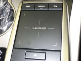 手元でナビゲーションなどの操作を可能にする「リモートタッチ」は、運転姿勢の変化を抑制し、スムーズな操作が可能です。