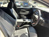 運転席ポジションメモリー機能付きのフロントパワーシートにはシートヒーター&シートベンチレーションを装備、四季を通じて快適なドライビングをもたらします。