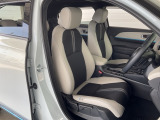 肘掛けとシートヒーター装備のフロントシートで長時間でも快適ドライブ!