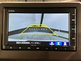 リバースギアに入れるだけで後方の表示へ切り替わります。夜間や雨の日の駐車も楽になりますよ。