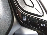 レーンディパーチャーアラートとは車線または走路からの逸脱の可能性を警告すると共に、車線または走路からの逸脱を避けるためのハンドル操作の一部を支援する機能です。詳細は販売店スタッフまでおたずねください。