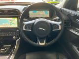 運転席は手の届きやすい位置にボタン類があり、スッキリとしたデザインとなっております。ステアリングも握りやすく、操作性が高い仕様になっております。