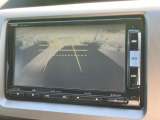 バックモニター装備。画面にて後方の確認が行えるので、バック駐車や車庫入れの際には重宝します。車の運転に慣れない方でも安心のガイドライン表示機能付。