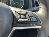 プロパイロットのセットは、親指だけの2ステップでOK!車線をキープし、リーフがアクセル、ブレーキ、ステアリングをコントロールして、前車との車間距離を保つ手助けをします。