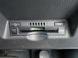 【ETC】有料道路を利用する際に料金所で停止することなく通過できる、ETC車載器(ノンストップ自動料金収受システム機器)が装備されています。セットアップを行うことで利用可能になります。