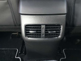 後部座席にもエアコン吹き出し口がしっかり装備されています。