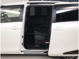 スライドドアの良いところは、乗り降りしやすく、隣の車両にドアをぶつける心配がないことですよね。両側電動スライドドアですから、運転席から開け閉めが操作できますよ。
