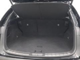 使い易さを磨いたラゲージルームは、950mmの奥行きと、内側の張り出しを抑えたワイドなスペースを確保しています。