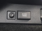 便利なアクセサリーコンセント(AC100V・1500W)が装備されています。ハイブリッドカー特有の大容量の電気エネルギーによりアウトドアシーンや停電などの非常時に便利な機能です。