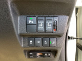 パワースライドドアの開閉はスマートキーのリモコンやドアノブは勿論、運転席側のスイッチ操作でも開閉ができ、安全・簡単です。