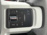 【アダプティブクルーズコントロールレーンキープアシスト】高速道路や渋滞時、先行車の減速、停止を検知し、安全な車間距離を保ちます。また車線を逸脱しそうになると、元の車線に戻るようにアシストする機能です。