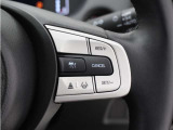 ◆アダプティブクルーズコントロール◆予め設定した車速内でクルマが自動的に加減速。前走車との適切な車間距離を維持しながら追従走行します。【LKAS】車線維持支援システムでステアリング操作を支援。