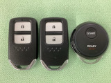 スマートキーを装備しています。鍵を差し込むことなくドアロックの開け閉めと、スタートボタン操作でのエンジンスタートができます。加えて、純正リモコンエンジンスターター用の操作キーもついています。