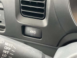 4WDシステムを搭載。オフロードや雪道などの滑りやすい路面でも安心して走行できます。