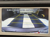 こちらのバックカメラは画面にラインが表示されておりますので、バック時のクルマの進行方向の目安になります。より高いレベルで車庫入れをサポートする、便利な機能ですね。