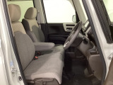 女性でも運転がしやすいように、シートの高さ調整機能(シートリフター)がついています。運転席と助手席の間が空いている為、助手席側への移動がスムーズです。交通量の多い道でも助手席側から乗り降りができます。