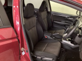 広い足元にゆったり座れるシートには肘掛けも装備しており長距離の運転でも疲れにくくなってます。女性でも運転がしやすいように、シートの高さ調整機能(シートリフター)がついています。