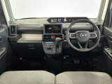 【インパネ】運転のしやすさを最優先に設計された見晴らしの良いフロントビュー。車両間隔が掴みやすく狭い道でも安心♪「安全」と「品質」を最優先に、安心してお乗りいただけるクルマを提供いたします。