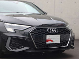 ●一目でAudiとわかる特徴的なシングルフレームグリル・LEDランプ。精悍なフロントマスクからAudiのスマートで上品なブランドを連想させてくれます。女性にも大変ご好評頂いております。