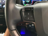 運転中、オーディオの操作をしてて、ハッとしたことはありませんか?ステアリングスイッチは、運転中でもハンドルでオーディオの操作が可能です。安全なドライブをサポートします。
