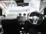 開放的で周囲が広く見渡せる運転席は車両の感覚がつかみやすくて安心安全です♪雨の日も視界良好、油膜や汚れの付着を防止するウィンドウ撥水の施工も承ります♪フロントガラスだけでなく、全ガラスに施工可能です☆