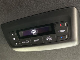 【Wエアコン(後席エアコン)】エアコンが前席に加え、後部座席用にも独立して設置されていており、暑い夏でも寒い冬でも、車内に快適な空気を届けるので、いつでも快適な車内空間を創り上げます!