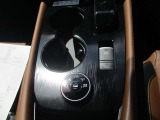 運転席/助手席ドリンクホルダー。小物入れにもなります。
