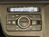 オートエアコンです。オートのボタンを押してダイヤルで室内温を設定していただくと、風量などが自動で調節され、快適な室内温を保ちます♪