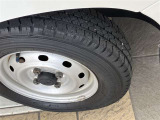 タイヤ残り溝もバッチリ!溝が少ないとスリップしたりブレーキ時の制動距離が長くなってしまいます。交換までまだまだ余裕があるのは経済的にも助かります。