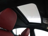 ムーンルーフを装備。天気の悪い日も車内が明るくなります。